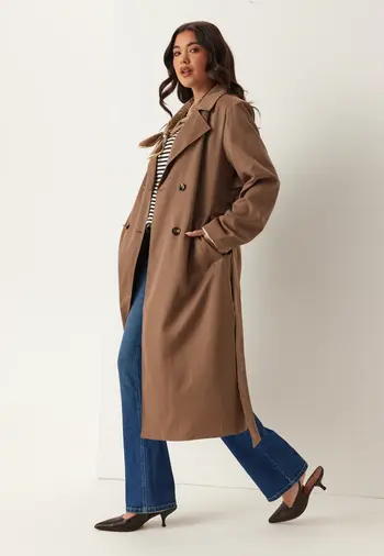 Trenchcoat dame