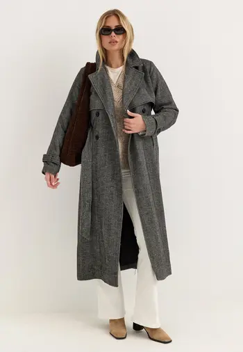 Tweed trenchcoat dame